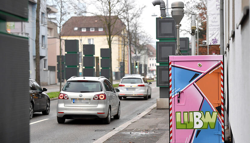 Sie sollen auch 2021 weiter rund um die Uhr laufen: Luftfilters&auml;ulen an der Weinsberger Stra&szlig;e, die Stickoxide und Feinstaub binden. 
Foto: Mario Berger
