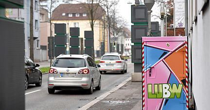 Sie sollen auch 2021 weiter rund um die Uhr laufen: Luftfilters&auml;ulen an der Weinsberger Stra&szlig;e, die Stickoxide und Feinstaub binden. 
Foto: Mario Berger