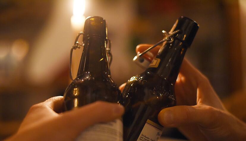 Prost! Bei mehr als einer kleinen Flasche Bier kann es mit Blick auf die Promillegrenze schon kritisch werden.