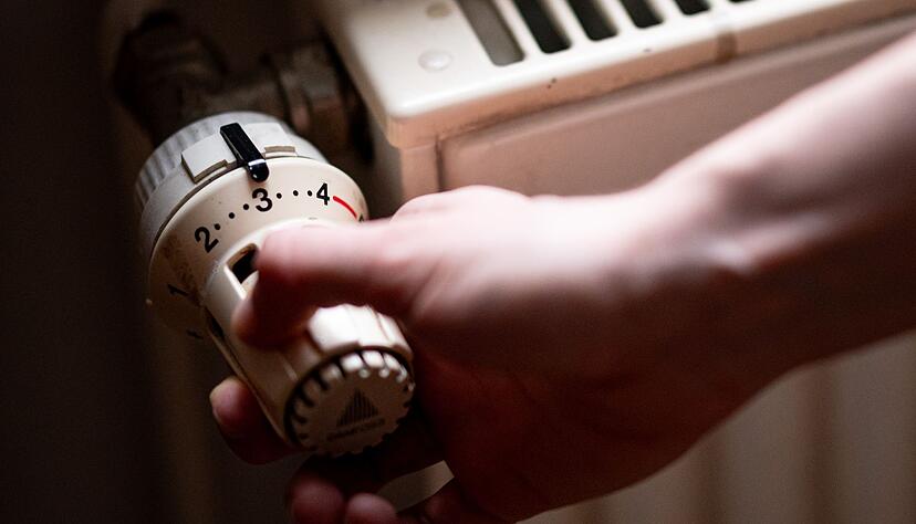 Eine Person benutzt einen alten Heizk&ouml;rper in einer Berliner Altbauwohnung.