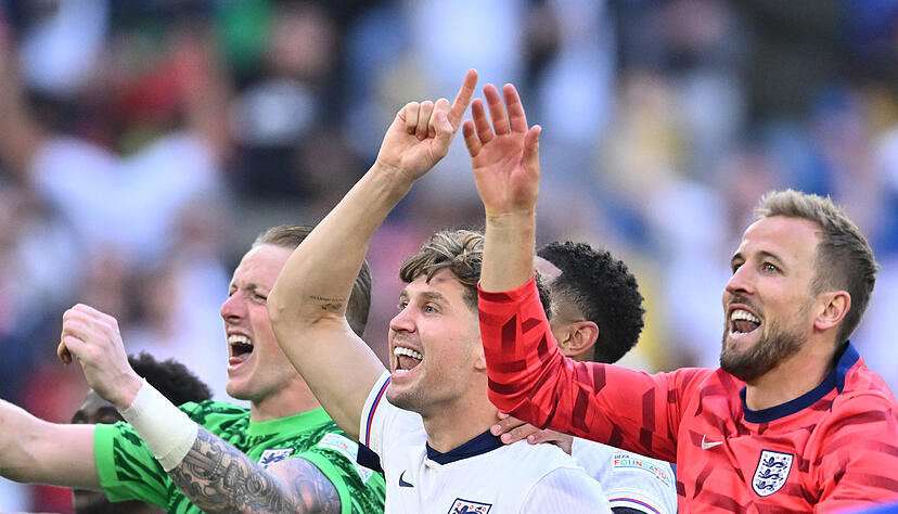 Englands Torhüter Jordan Pickford, John Stones und Harry Kane (l-r) feiern nach dem Spiel. Englands Torhüter Jordan Pickford, John Stones und Harry Kane (l-r) feiern nach dem Spiel.