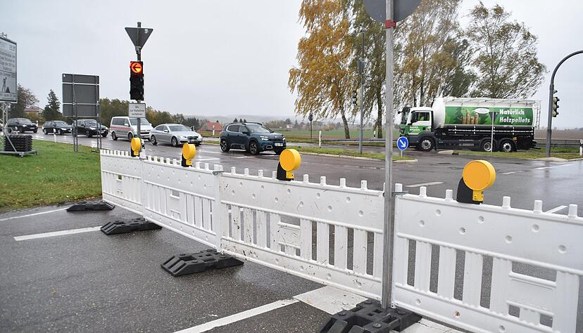 An der Kreuzung nach Belzhag beginnt die B19-Sperrung. Während die Schlangen an der Ampel am ersten Tag der Sperrung, einem Samstagvormittag, noch nicht länger waren als sonst (Foto), staut sich der Verkehr mittlerweile zur Stoßzeit durch den ganzen Ort Kupferzell. An der Kreuzung nach Belzhag beginnt die B19-Sperrung. Während die Schlangen an der Ampel am ersten Tag der Sperrung, einem Samstagvormittag, noch nicht länger waren als sonst (Foto), staut sich der Verkehr mittlerweile zur Stoßzeit durch den ganzen Ort Kupferzell.