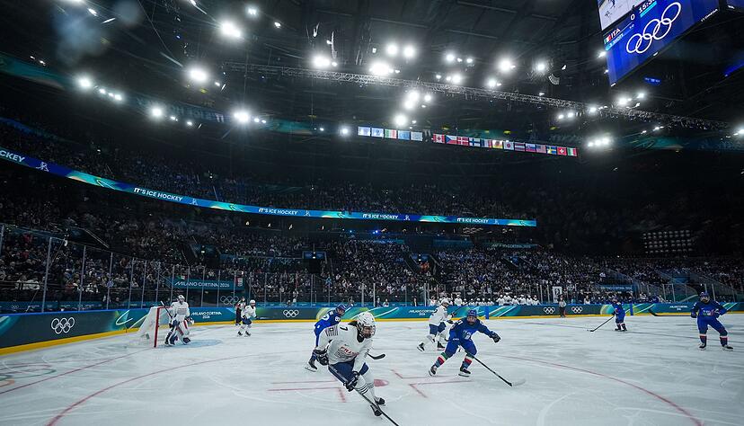 Beim 4:1-Sieg von Italiens Eishockey-Frauen gegen Frankreich feierte die neue Halle in Mailand Olympia-Premiere.