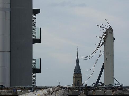 Kabel ragen aus noch bestehenden Teilen des Rappsodie-Hallenbads in Bad Rappenau hervor. Kabel ragen aus noch bestehenden Teilen des Rappsodie-Hallenbads in Bad Rappenau hervor.