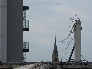Kabel ragen aus noch bestehenden Teilen des Rappsodie-Hallenbads in Bad Rappenau hervor. Kabel ragen aus noch bestehenden Teilen des Rappsodie-Hallenbads in Bad Rappenau hervor.