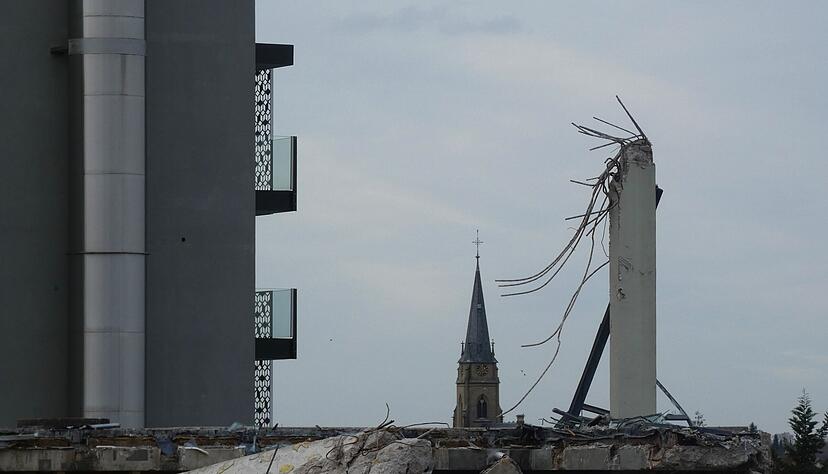 Kabel ragen aus noch bestehenden Teilen des Rappsodie-Hallenbads in Bad Rappenau hervor.