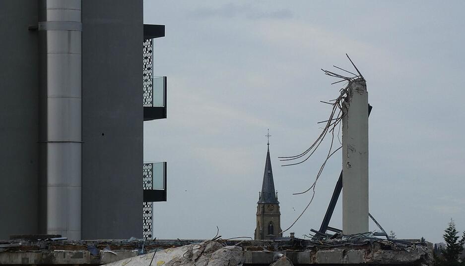 Kabel ragen aus noch bestehenden Teilen des Rappsodie-Hallenbads in Bad Rappenau hervor.