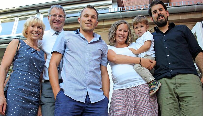Der Rest der Familie ist verstreut: Gabriele und Dr. Rolf Sons, Sohn Manuel, Tochter Kathrin Stadelmaier mit Sohn Noah und Ehemann Achim (von links).Foto: Barbara Barth