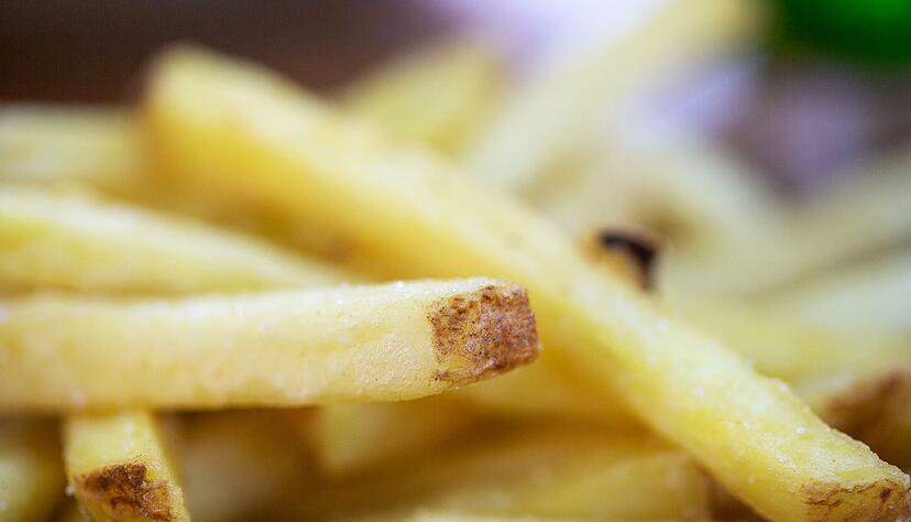 Noch ein wenig blass: Pommes frites werden im Backofen goldiger und kackiger, wenn man &ouml;fter mal die Backofent&uuml;r &ouml;ffnet, damit die Feuchtigkeit entweichen kann.