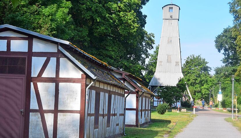 Blick über das historische Bohrhausmagazin und den fahrbaren Bohrturm.
Fotos: Gabriele Schneider Blick über das historische Bohrhausmagazin und den fahrbaren Bohrturm.
Fotos: Gabriele Schneider