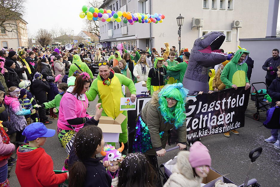 Der Kinderumzug der Jagstfelder Hühnerläuse hat am Sonntag erneut zahlreiche Besucher angelockt. Der Kinderumzug der Jagstfelder Hühnerläuse hat am Sonntag erneut zahlreiche Besucher angelockt.
