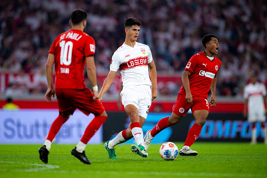 Chema Andres: Neu in der Stuttgarter Anfangsformation statt Kapitän Atakan Karazor, der zuletzt schwächelte. Trainer Sebastian Hoeneß stellte nicht auf ein 4-3-3-System um, sondern blieb bei der gewohnten Doppelsechs im zentralen Mittelfeld.  Das von Real Madrid geholte Talent agierte in der bei Hoeneß üblichen 4-2-3-1-Ordnung neben Angelo Stiller. Chema zeigte viel Laufbereitschaft, die hatte Hoeneß von allen gefordert. Der Spanier verdiente sich Fleißpunkte. Und stark war sein Pass vor dem 1:0 des VfB. Note: 2,5