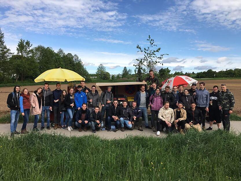 Diese Gruppe von 37 jungen Mai-Wanderern ist von Abstatt nach Untergruppenbach über Heinriet zurück nach Abstatt gewandert. Diese Gruppe von 37 jungen Mai-Wanderern ist von Abstatt nach Untergruppenbach über Heinriet zurück nach Abstatt gewandert.