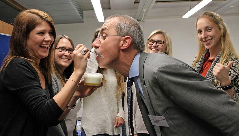 Schmeckt denn auch der hochschuleigene Joghurt? Professor Joachim Link testet mit Studentinnen ihr selbst produziertes Dessert.
Foto: privat