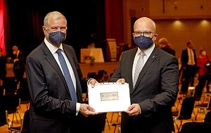 Ein symbolischer Notgroschen für den neuen Landrat Norbert Heuser (rechts).
