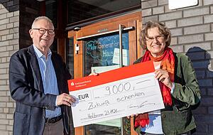 Freude über die Spende: Ute Neuschwander vom Mehrgenerationenhaus nimmt den Scheck vom Geschäftsführer der KSK-Stiftungen, Thomas Braun, entgegen. Freude über die Spende: Ute Neuschwander vom Mehrgenerationenhaus nimmt den Scheck vom Geschäftsführer der KSK-Stiftungen, Thomas Braun, entgegen.