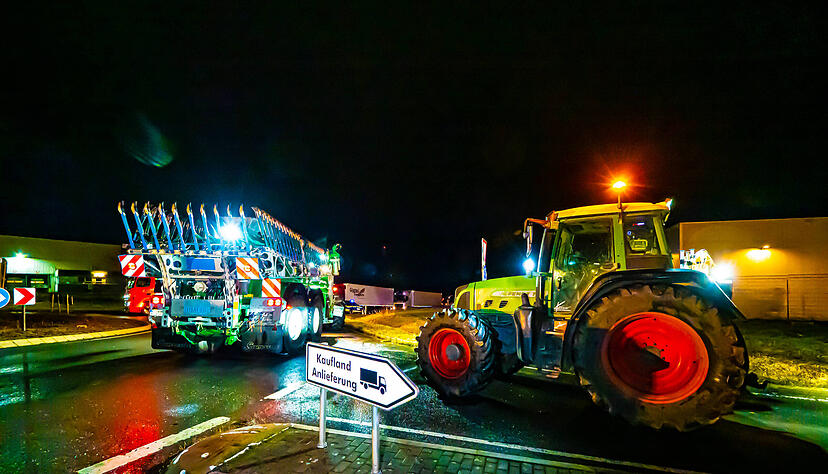 Landwirte haben in der Nacht auf Donnerstag, 8. Februar, die Zufahrten zum Kaufland-Logistikzentrum blockiert.