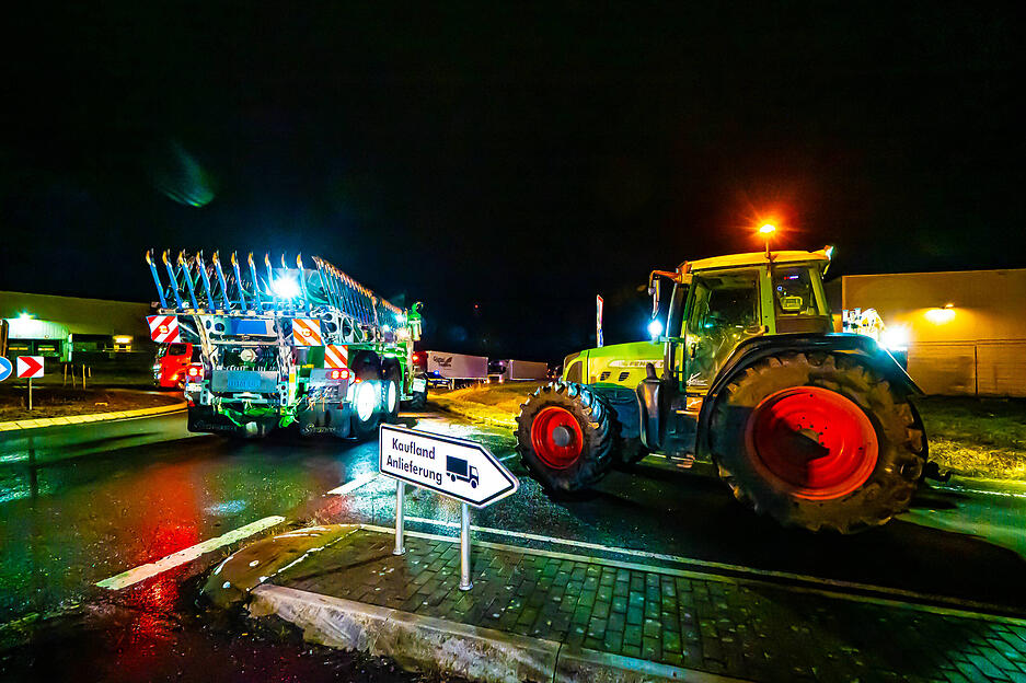 Landwirte haben in der Nacht auf Donnerstag, 8. Februar, die Zufahrten zum Kaufland-Logistikzentrum blockiert. Landwirte haben in der Nacht auf Donnerstag, 8. Februar, die Zufahrten zum Kaufland-Logistikzentrum blockiert.