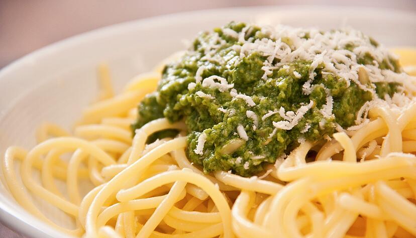 Spaghetti mit grünem Pesto geht immer. Das Magazin «Öko-Test» gibt nun einem Drittel der getesteten Pestos auch grünes Licht.