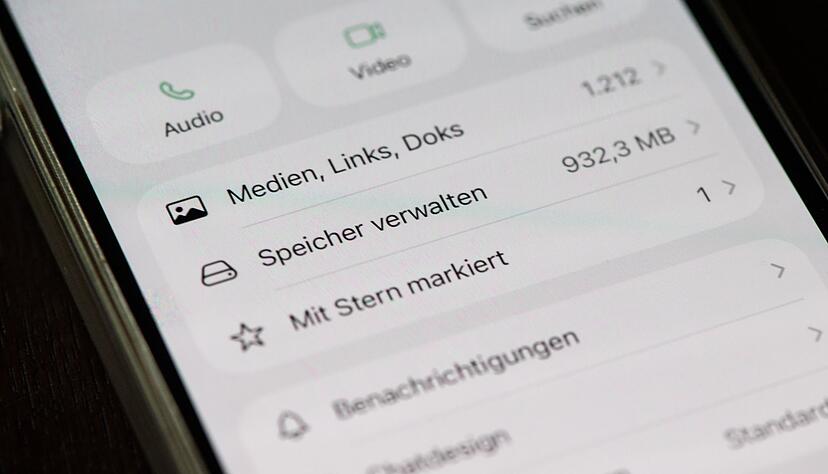 Im Men&uuml;punkt &laquo;Speicher verwalten&raquo; bei WhatsApp kann man gro&szlig;e Mediendateien direkt in einem Chat finden und l&ouml;schen.
