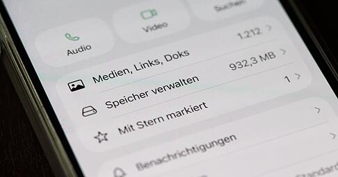 Im Men&uuml;punkt &laquo;Speicher verwalten&raquo; bei WhatsApp kann man gro&szlig;e Mediendateien direkt in einem Chat finden und l&ouml;schen.
