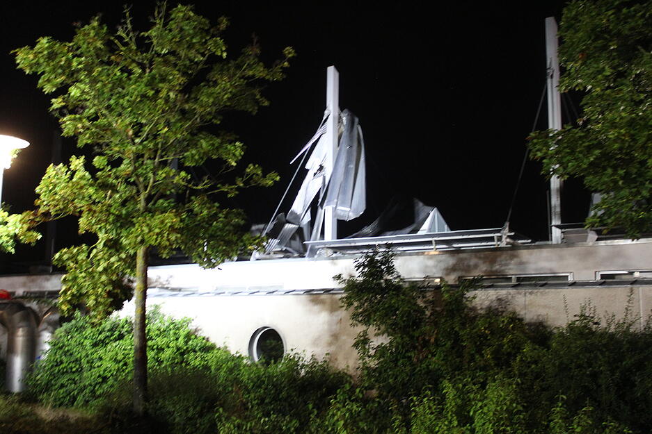 An der Eberwinhalle stürzten zwei Dachpfeiler um. Es bestand Einsturzgefahr.