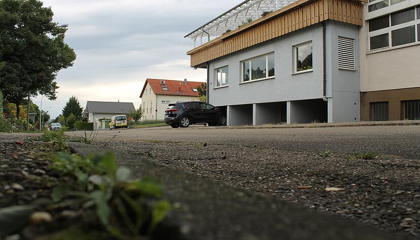 Wie die Ilsfelder Verwaltung ausführt, soll auf dem Gelände bei der Firma Wirth in Schozach ein weiteres Wohngebäude entstehen. Weil das derzeit aber nicht erlaubt ist, wird der Bebauungsplan geändert.
Foto: Simon Gajer Wie die Ilsfelder Verwaltung ausführt, soll auf dem Gelände bei der Firma Wirth in Schozach ein weiteres Wohngebäude entstehen. Weil das derzeit aber nicht erlaubt ist, wird der Bebauungsplan geändert.
Foto: Simon Gajer