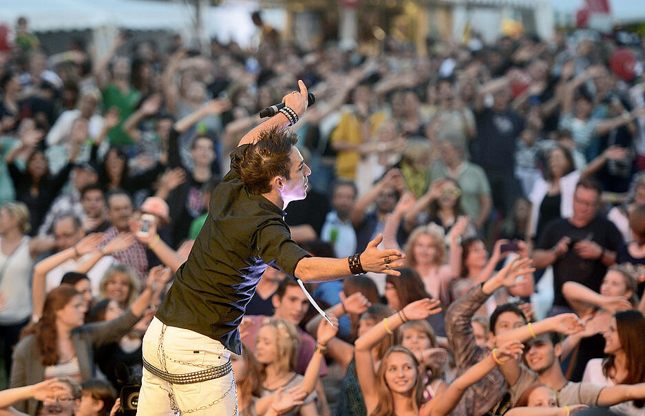 26.07.2014: Haigern Live knackt den Besucherrekord.  Das Benefizfestival zieht über 20 000 Fans auf den Berg. Der Frontmann Luca Opifanti der Gruppe Friends bei seinem Auftritt. 26.07.2014: Haigern Live knackt den Besucherrekord.  Das Benefizfestival zieht über 20 000 Fans auf den Berg. Der Frontmann Luca Opifanti der Gruppe Friends bei seinem Auftritt.