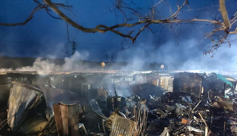 Beim Brand einer Arbeiterunterkunft auf einem Spargel- und Erdbeerhof sind zwei Menschen verletzt worden.