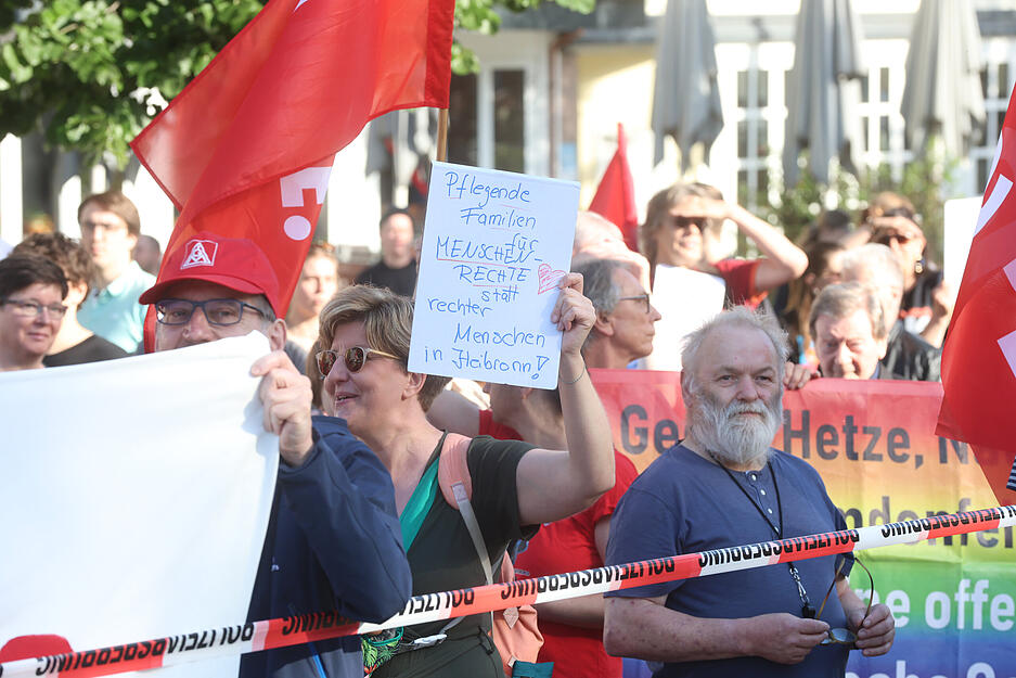 Anschließend gab es eine Kundgebung auf der Allee vor der Harmonie.