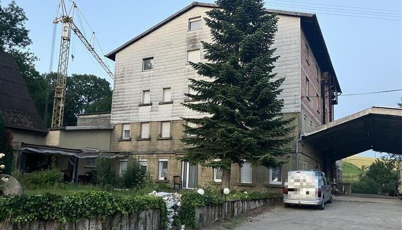 Das Foto zeigt die M&uuml;hle in Wei&szlig;lensburg, in der Montagearbeiter leben.