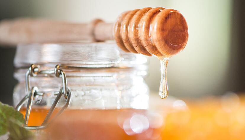 Typisch Akazienhonig: Der hohe Fruchtzuckeranteil im Akazienhonig sorgt f&uuml;r seine langanhaltende fl&uuml;ssige Konsistenz und besondere S&uuml;&szlig;e.