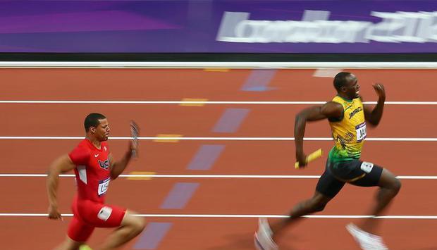 Ryan Bailey (l) und Usain Bolt waren bei der Staffel&uuml;bergabe nahezu gleich auf, im Ziel ist der Vorsprung deutlich. Foto: Nic Bothma