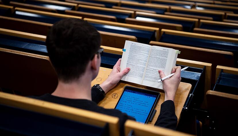 In Teilzeit in den Hörsaal? Das kann viele Vorteile haben - aber auch Nachteile mit sich bringen.