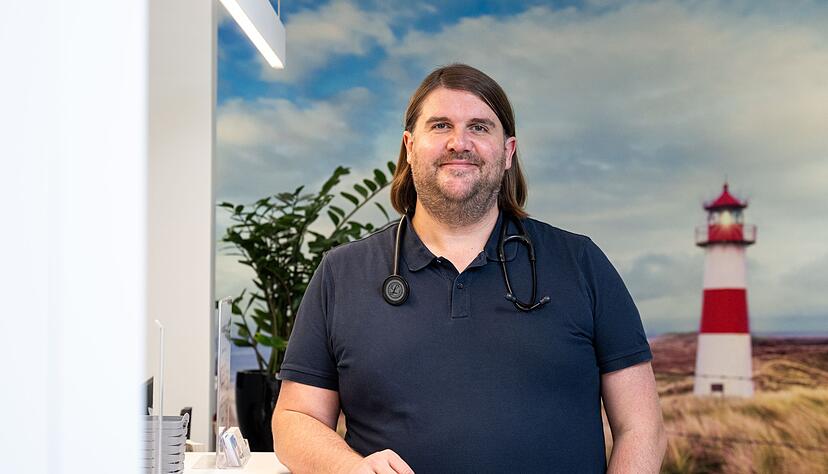 Jens Lassen hat vor rund fünf Jahren eine Hausarztpraxis in Nordfriesland übernommen. Inzwischen ist er Arbeitgeber für insgesamt acht Ärzte.