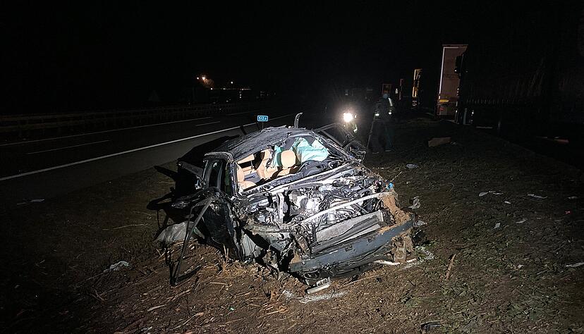 Das Auto wurde durch den Unfall derart zerstört, dass einzelne Teile noch 400 Meter weiter gefunden wurden. Foto: Heike Kinkopf