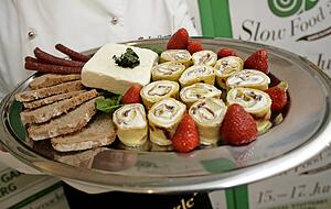 Verantwortung und Genuss: Slow Food setzt sich für eine Lebensmittelerzeugung ein, die sauber und fair mit den Tieren und den Lebensmittelproduzenten umgeht.
Fotos: privat Verantwortung und Genuss: Slow Food setzt sich für eine Lebensmittelerzeugung ein, die sauber und fair mit den Tieren und den Lebensmittelproduzenten umgeht.
Fotos: privat