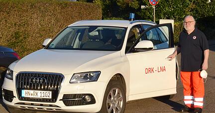 Das als DRK-Leitender Notarzt (LNA) gekennzeichnete Einsatzfahrzeug von Dr. Georg Breuer ist mit einem Blaulichtaufsatz ausgestattet.