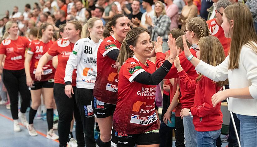 Sie bekamen das Strahlen kaum noch aus ihren Gesichtern: Natascha Weber, Elena Fabritz und Torh&uuml;terin Jana Brausch (von rechts) feierten mit den Fans.