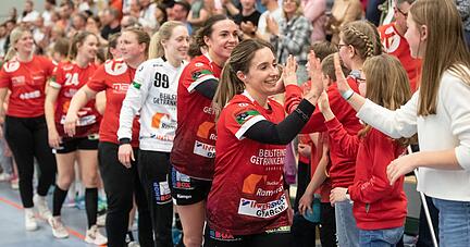 Sie bekamen das Strahlen kaum noch aus ihren Gesichtern: Natascha Weber, Elena Fabritz und Torh&uuml;terin Jana Brausch (von rechts) feierten mit den Fans.