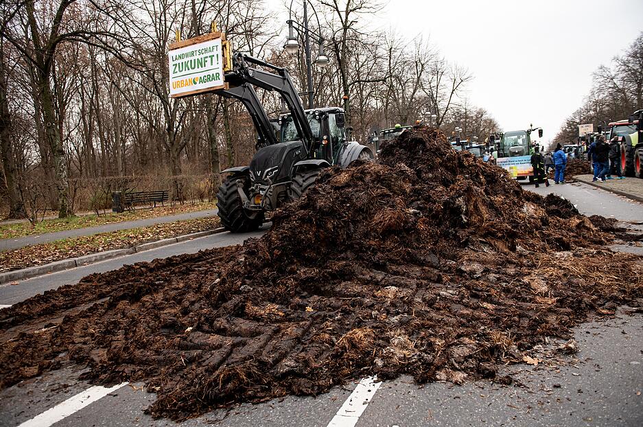 Die Bauern zeigen sehr deutlich, was von den Sparplänen der Ampel in Berlin halten.