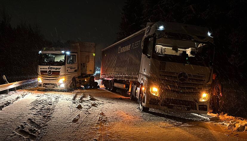 Auf der B27 bei Schwenningen haben sich drei Lkws verkeilt. Auf der B27 bei Schwenningen haben sich drei Lkws verkeilt.