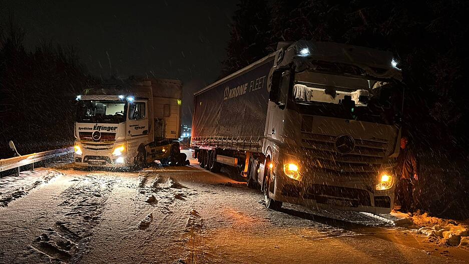 Auf der B27 bei Schwenningen haben sich drei Lkws verkeilt. Auf der B27 bei Schwenningen haben sich drei Lkws verkeilt.