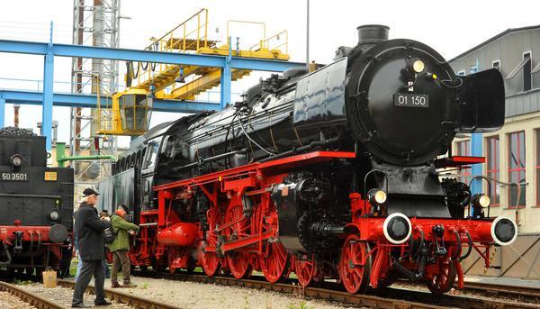 Die Dampflok 01 150 bei der feierlichen &Uuml;bergabe im Dampflokwerk Meiningen (Th&uuml;ringen).
