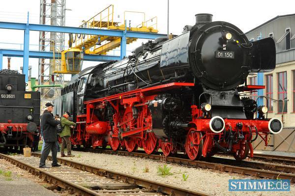 Die Dampflok 01 150 bei der feierlichen &Uuml;bergabe im Dampflokwerk Meiningen (Th&uuml;ringen).
