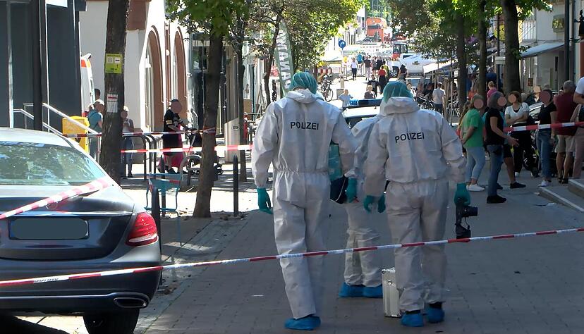 Ein 33-Jähriger Mann ist aus der psychiatrischen Einrichtung geflohen und hat eine 30-jährige Frau erstochen. Die Spurensicherung ist in der Wieslocher Innenstadt im Einsatz.