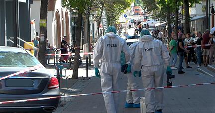 Ein 33-Jähriger Mann ist aus der psychiatrischen Einrichtung geflohen und hat eine 30-jährige Frau erstochen. Die Spurensicherung ist in der Wieslocher Innenstadt im Einsatz. Ein 33-Jähriger Mann ist aus der psychiatrischen Einrichtung geflohen und hat eine 30-jährige Frau erstochen. Die Spurensicherung ist in der Wieslocher Innenstadt im Einsatz.