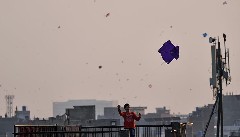 Auch f&uuml;r viele Kinder ist Drachensteigen in Pakistan ein beliebtes Hobby. (Archivbild)