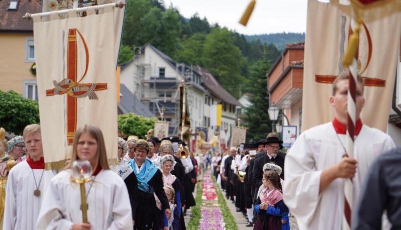 Eine Fronleichnams-Prozession, hier in M&uuml;hlenbach.