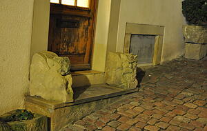 Am Haus des Künstlers Haus Nick Golder: eine Fratze.